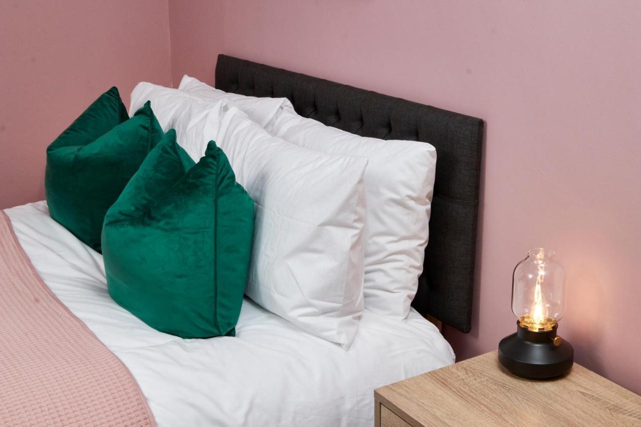 Stunning Two Bedroom Apartment By Purestay Short Lets & Serviced Accommodation Warwickshire With Parking Stratford-upon-Avon Extérieur photo