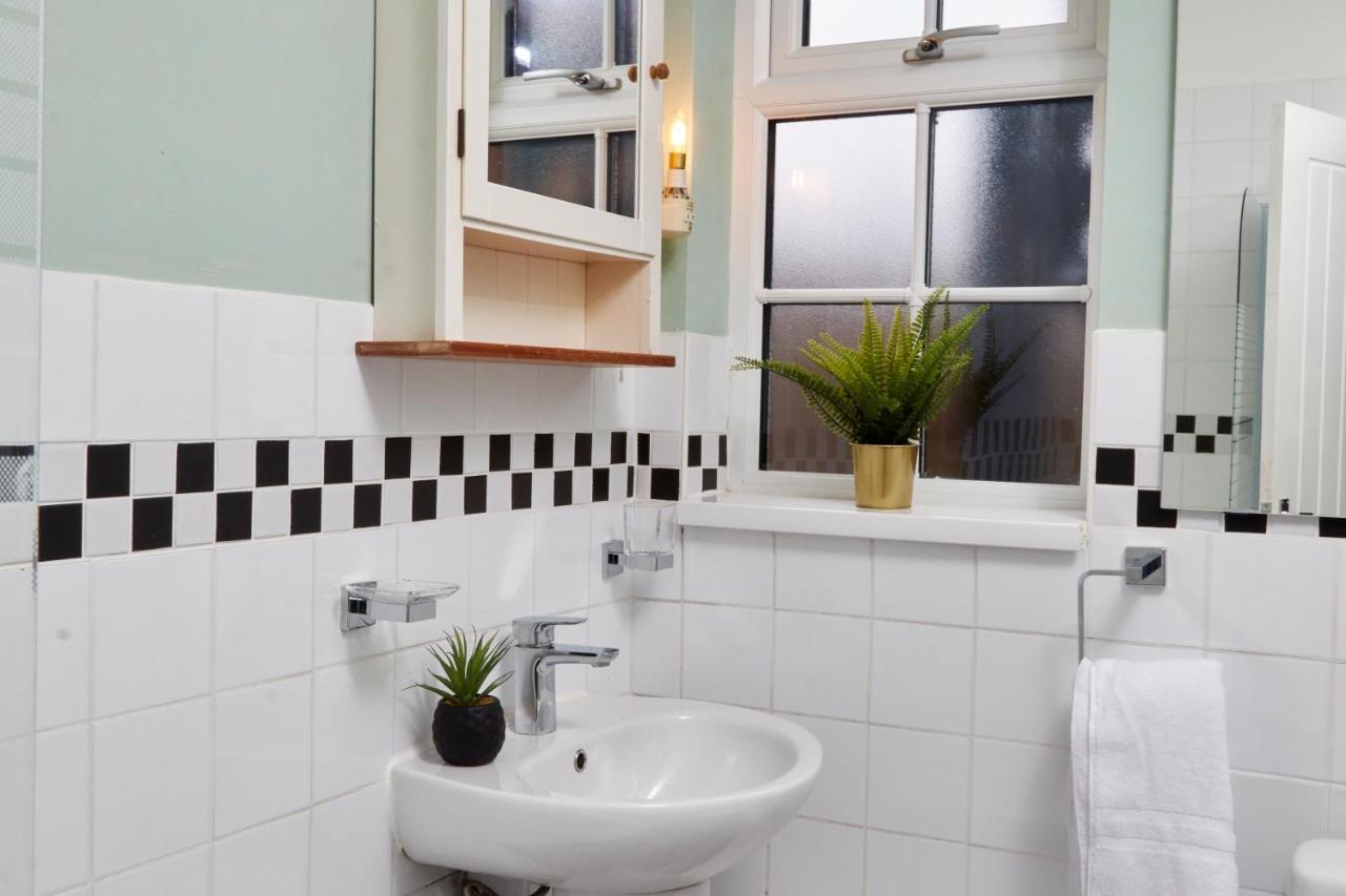 Stunning Two Bedroom Apartment By Purestay Short Lets & Serviced Accommodation Warwickshire With Parking Stratford-upon-Avon Extérieur photo